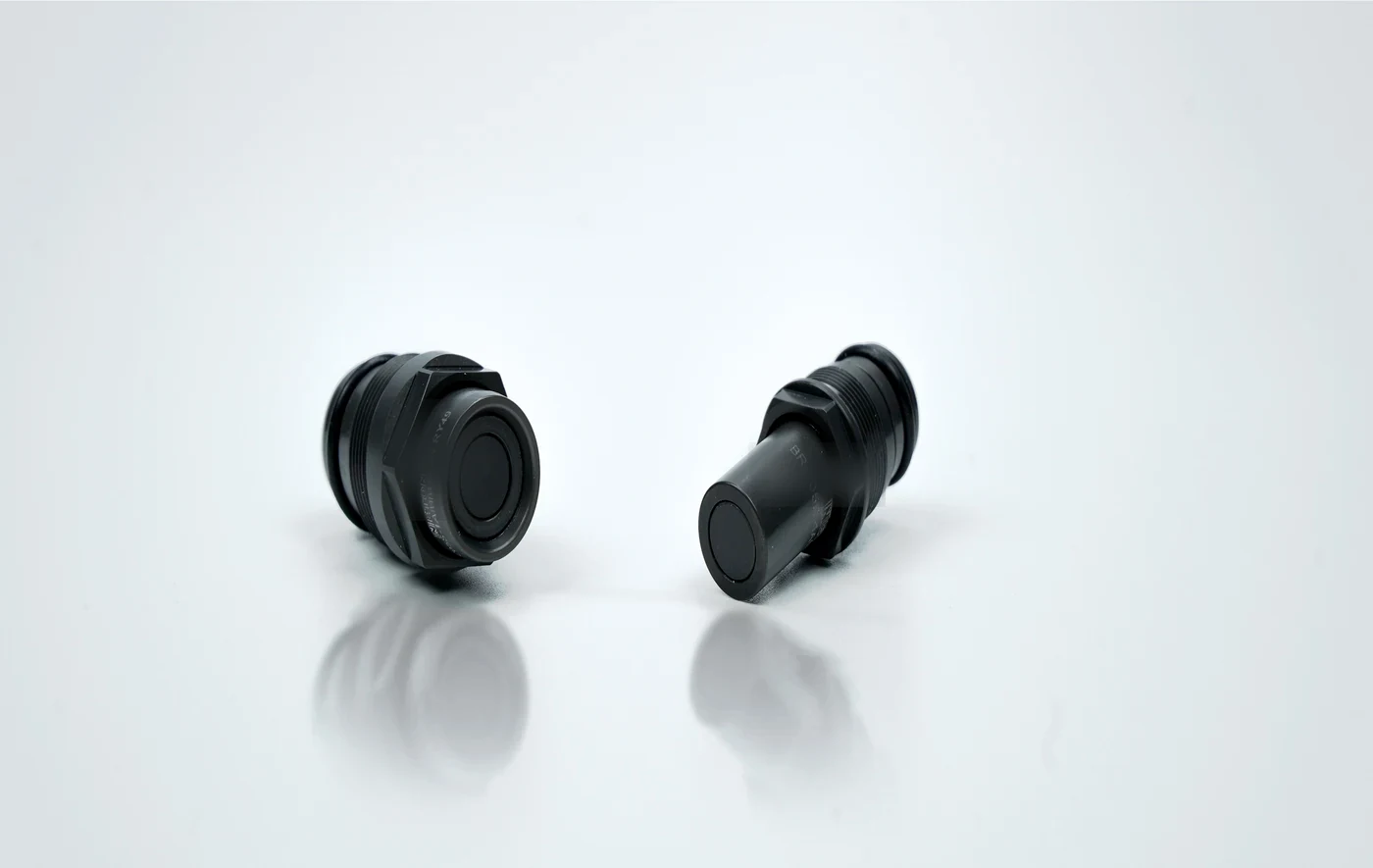 BLCGMP dual-float blind-mate coupling for dense server racks